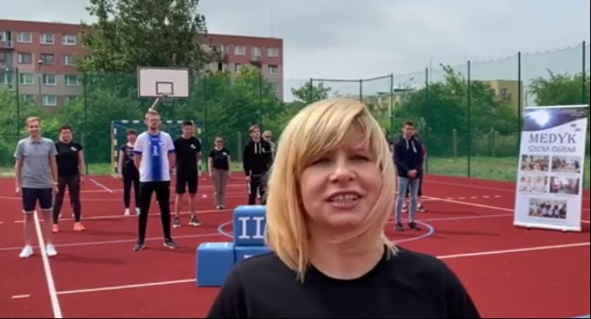 Uczniowie II LO w Łowiczu w #GaszynChallenge dla Hani