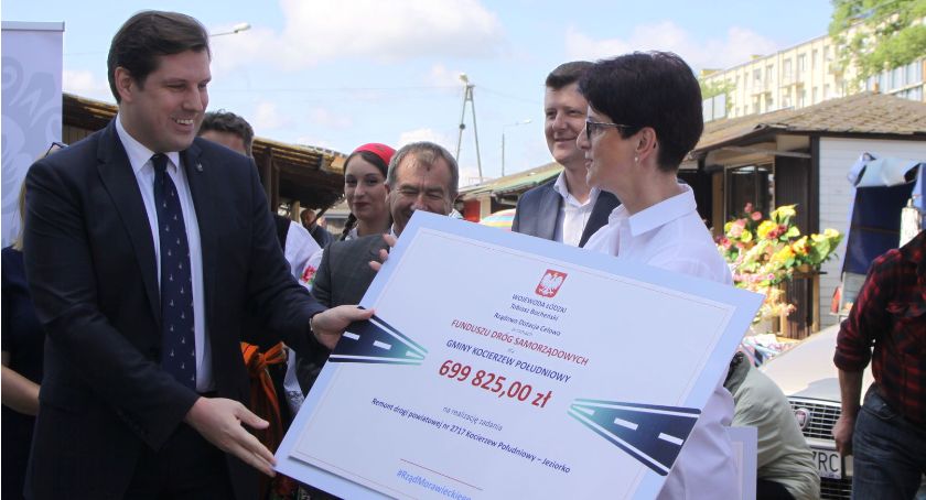 Wojewoda łódzki przekazał dotacje na remonty dróg w powiecie łowickim (ZDJĘCIA, VIDEO)