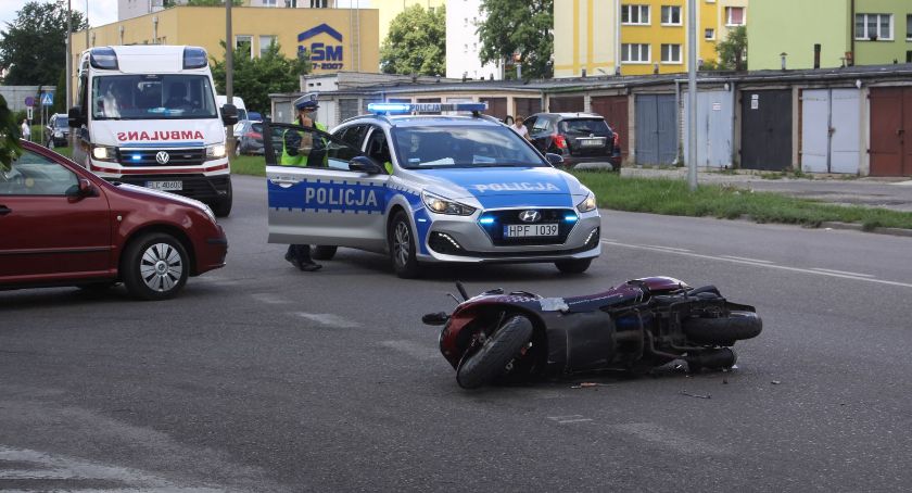 Zdarzenie drogowe z udziałem skutera w Łowiczu