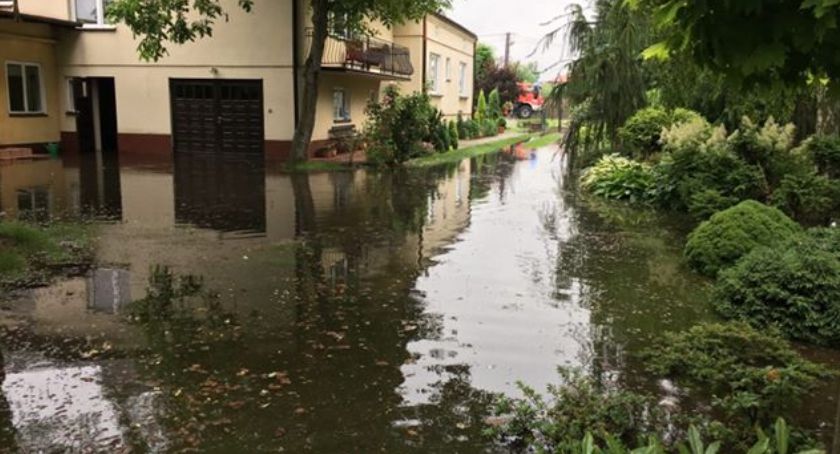 Gmina Nieborów: zalane podwórka i ulice po zrzucie wody z zalewu Zadębie