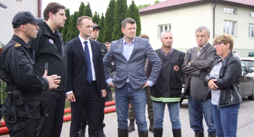 Zalane gospodarstwa w gminie Nieborów. Wojewoda zapowiedział pomoc (DUŻO ZDJĘĆ, VIDEO)