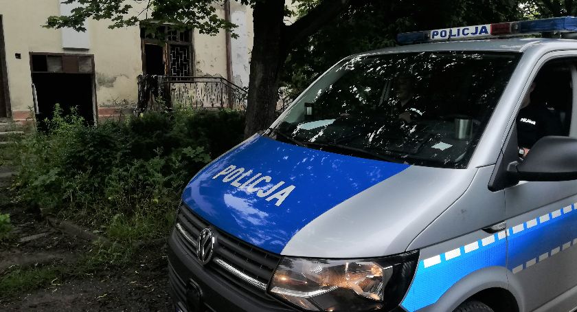 Łowicz: policjanci uratowali 54-letniego mężczyznę z płonącego pustostanu