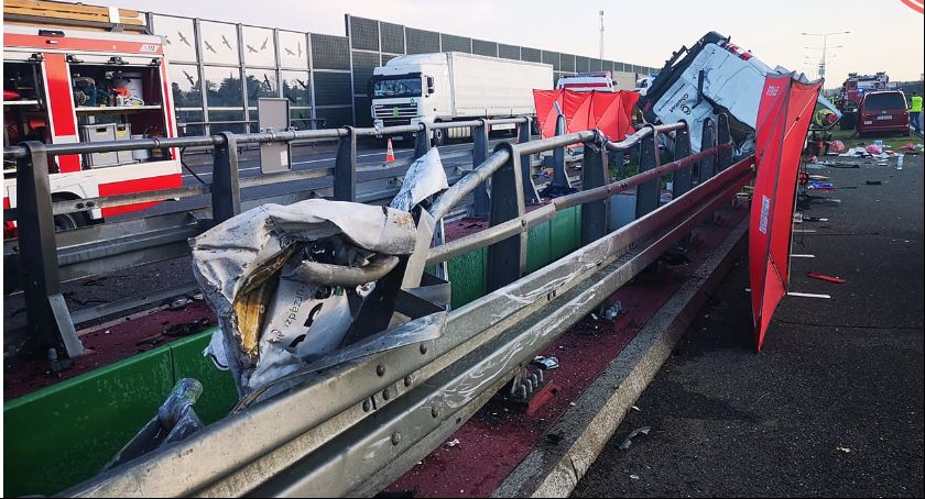 Wypadek na autostradzie A2 w okolicach Dzierzgówka. Jedna osoba nie żyje, są ranni (FOTO i VIDEO) - AKTUALIZACJA!!!