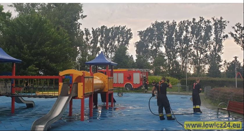 Umyto i zdezynfekowano plac zabaw na łowickach Błoniach (FOTO i VIDEO)