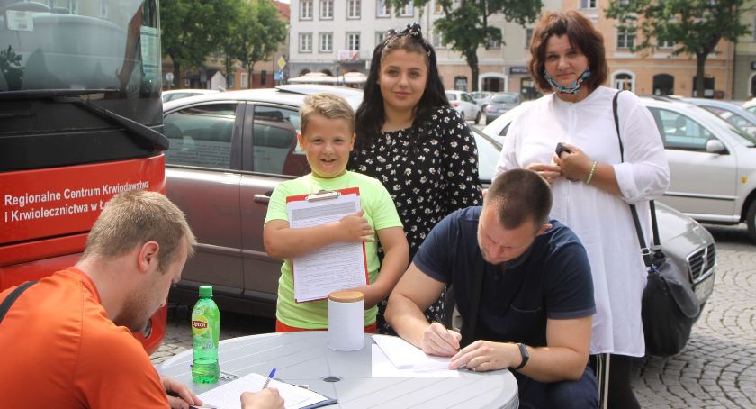 Zbiórka krwi w Łowiczu. Krwiodawcy pomagają Pawłowi Filipkowi