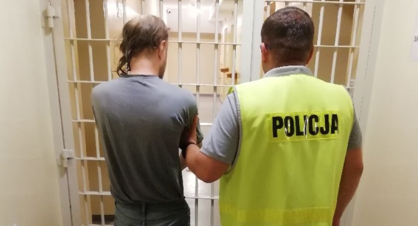 Policjanci z Łowicza zatrzymali złodzieja traktora. Wpadł, bo zauważył go sąsiad