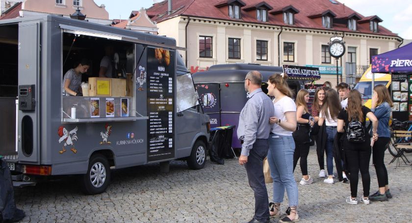 Food trucki w Łowiczu. Mobilne restauracje do niedzieli na trójkątnym rynku (ZDJĘCIA)