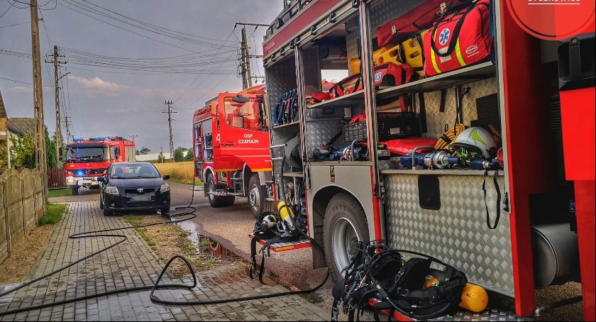 Pożar garażu w Łyszkowicach. Ewakuowano mieszkańców budynku