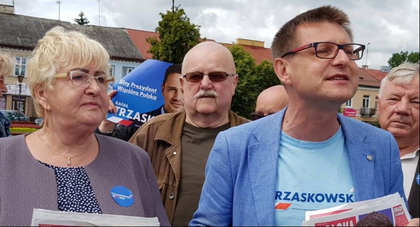 Artur Dunin i  Henryka Krzywonos-Strycharska w Łowiczu. Zachęcali do głosowania na Rafała Trzaskowskiego (FOTO i VIDEO)