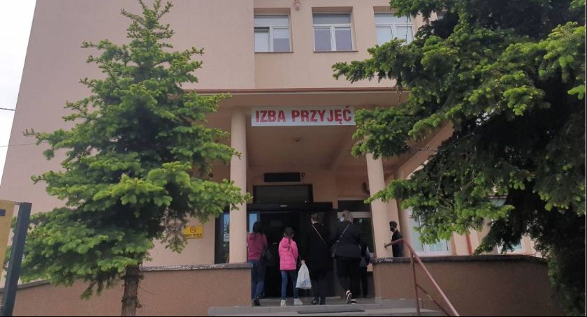 Personel łowickiego szpitala z negatywnymi wynikami na koronawirusa