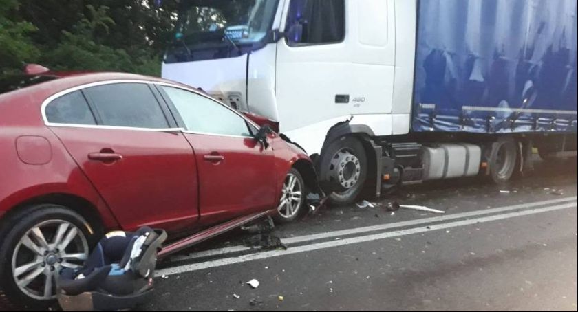 W Głownie Volvo zderzyło się z ciężarówką, dwie osoby nie żyją (FOTO)