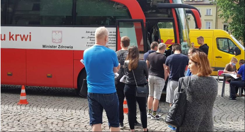 Duże zainteresowanie zbiórką krwi. Krwiobus stanął przed ratuszem na Starym Rynku (FOTO i VIDEO)