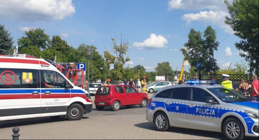 Łowicz. 75-latka uderzyła samochodem w ogrodzenie (FOTO i VIDEO)