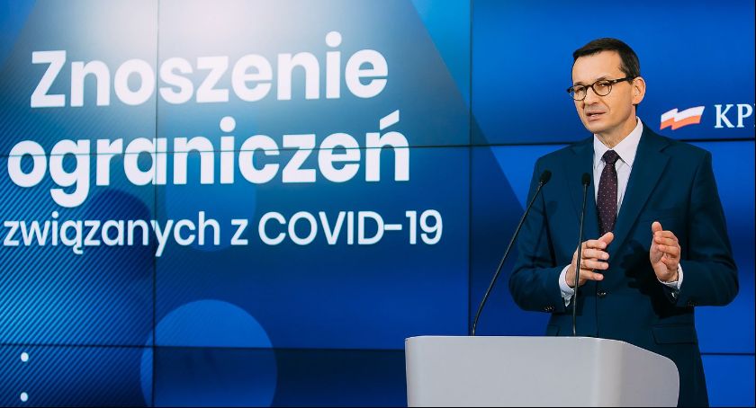 Mniejszy dystans społeczny. Rząd łagodzi obostrzenia