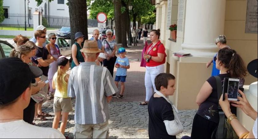 Dziś na spacer z przewodnikiem w czasy PRL-u zabrała nas Katarzyna Skierska-Pięta (FOTO i VIDEO)