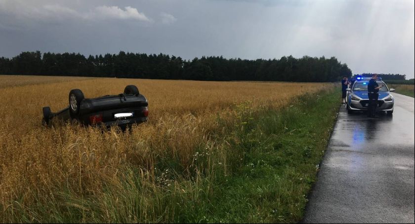 Samochód dachował w Jeziorku (FOTO i VIDEO) !AKTUALIZACJA!