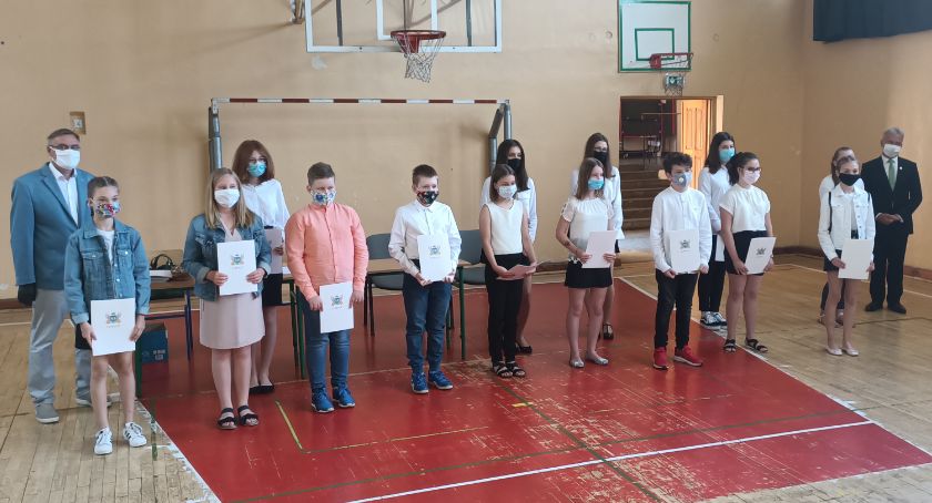 Najlepsi uczniowie z SP 4 odebrali stypendia burmistrza (FOTO)
