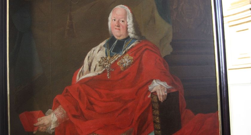 Odrestaurowany portret prymasa Komorowskiego wrócił do łowickiej katedry