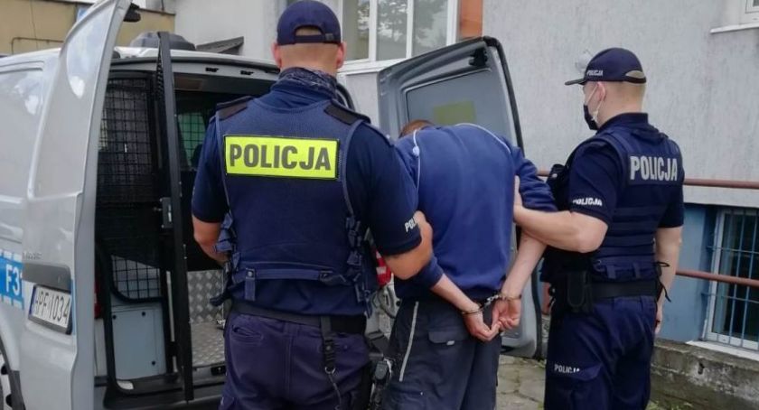 Ukradł butelkę wódki i telefon, groził policjantom. 18-letni recydywista trafił do aresztu