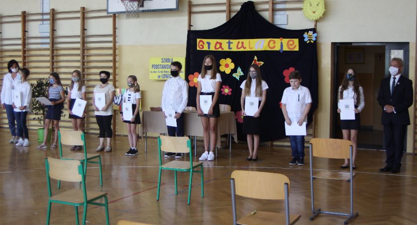 Uczniowie SP 3 w Łowiczu odebrali stypendia burmistrza (ZDJĘCIA, VIDEO)