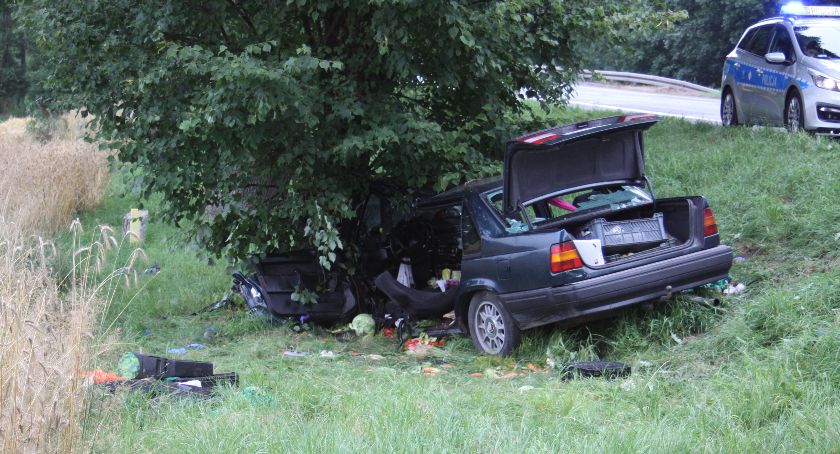 Groźny wypadek w Domaniewicach. Auto zatrzymało się na drzewie (AKTUALIZACJA)