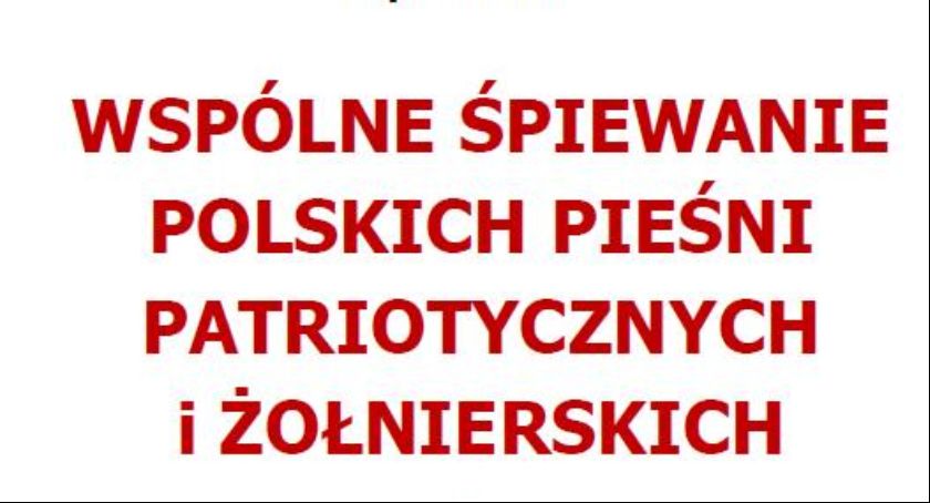 Wspólne śpiewanie pieśni żołnierskich w Kiernozi