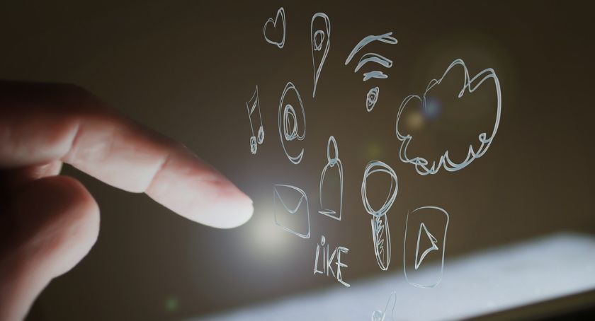 Jak będą wyglądały reklamy w przyszłości? Eksperci przewidują wzrost znaczenia multimediów w kreowaniu marki poza internetem