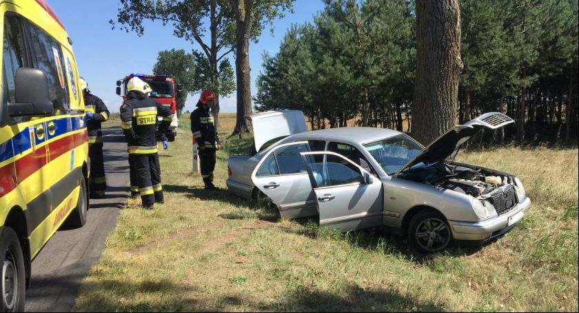 Wypadek w Małych Mystkowicach. Samochód wylądował w rowie (FOTO i VIDEO)