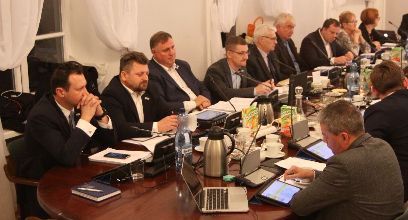 Radni z Łowicza przyjmą stanowisko ws. szacunku dla praw człowieka? Znamy projekt dokumentu