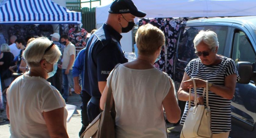 Koronawirus. Działania policji i służb sanitarnych na targowisku w Łowiczu