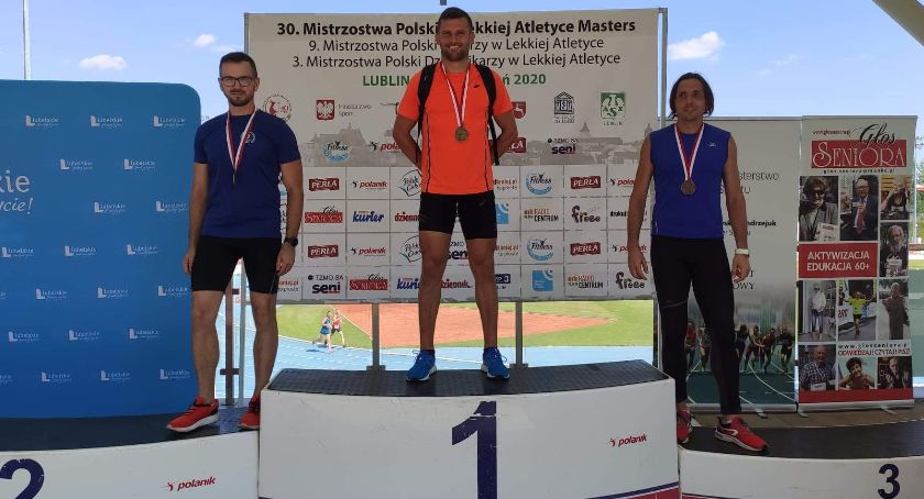 Stanisław Znyk na podium lekkoatletycznych mistrzostw Polski masters