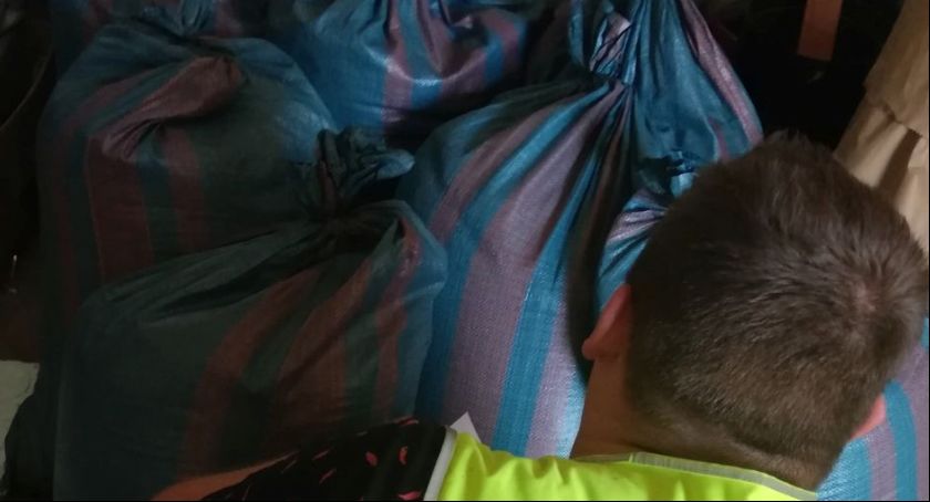 Łowiccy policjanci zabezpieczyli 165 kg tytoniu bez polskich znaków akcyzy
