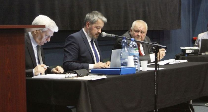 Sesja absolutoryjna w Łowiczu. Radni będą głosować nad wotum zaufania dla burmistrza (VIDEO)