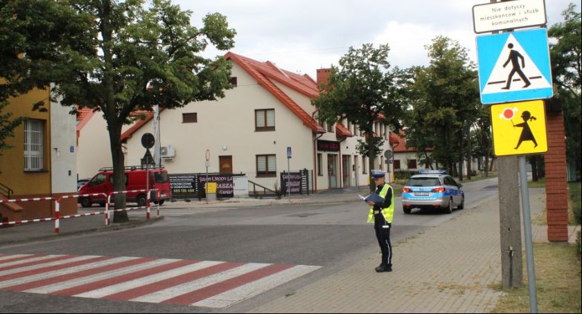 Policjanci z Łowicza kontrolują stan oznakowania w pobliżu szkół