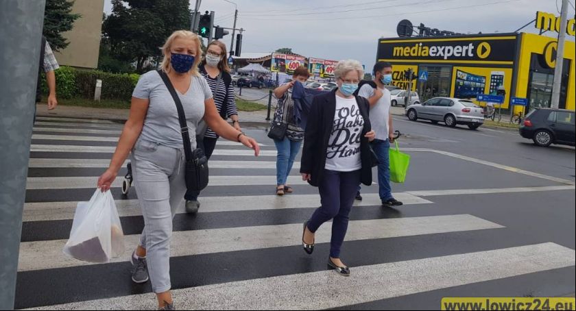 Jesteśmy w czerwonej strefie obostrzeń. Nie ma paniki ale maseczki noszą wszyscy