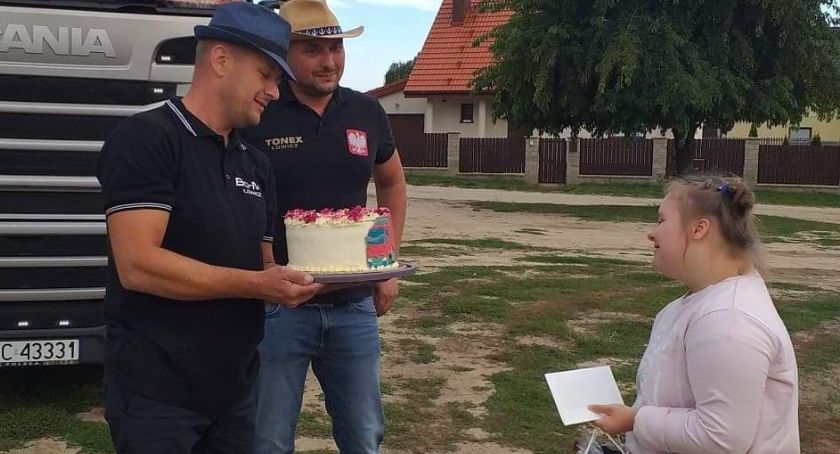 Piękny gest kierowców ciężarówek z Łowicza. Sprawili urodzinową niespodziankę 21-letniej Paulinie