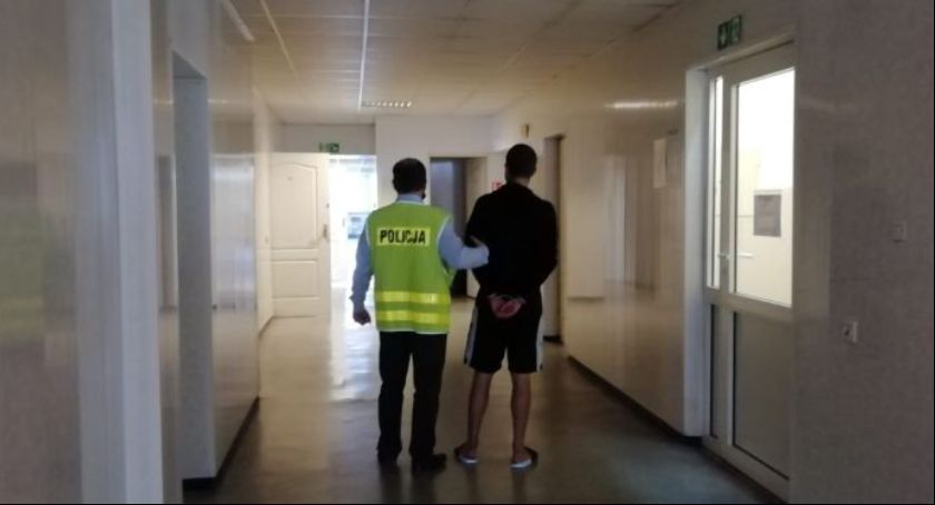 Najpierw ukradł towar a później odepchnął i uderzył ekspedientkę