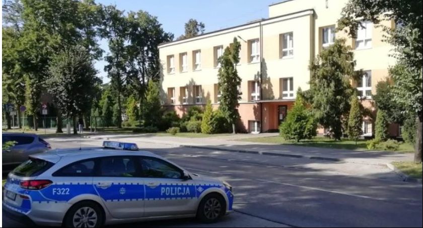 Łowiccy policjanci kontrolują drogę do szkoły