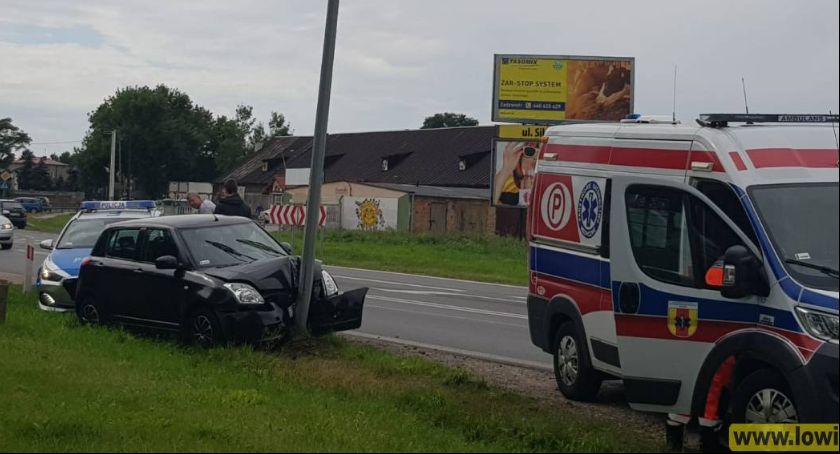 Na ul. Podgrodzie osobówka uderzyła w słup oświetleniowy