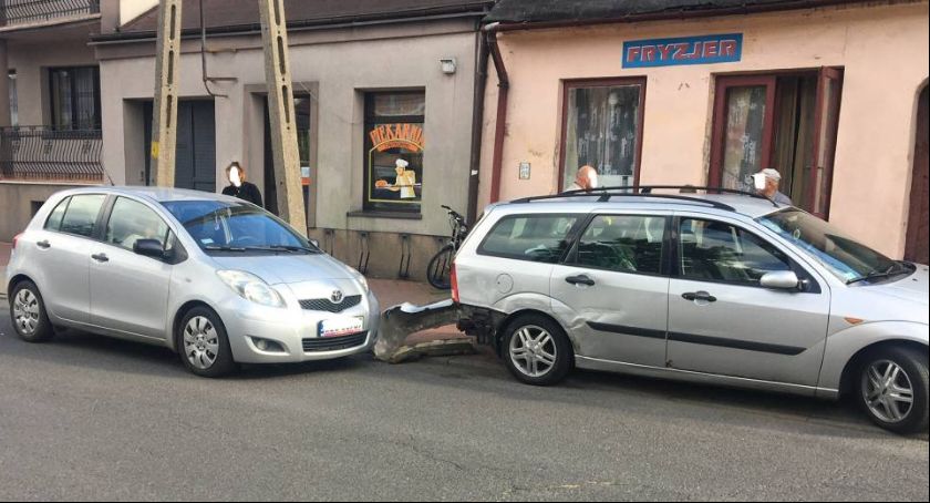 18-latka cofając, uderzyła w zaparkowane auto