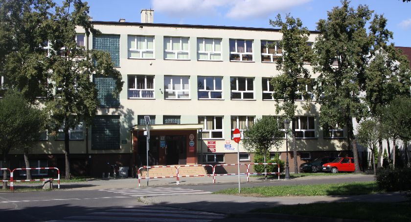 Łowicz. Stowarzyszenia wynajęły lokale w budynku po gimnazjum