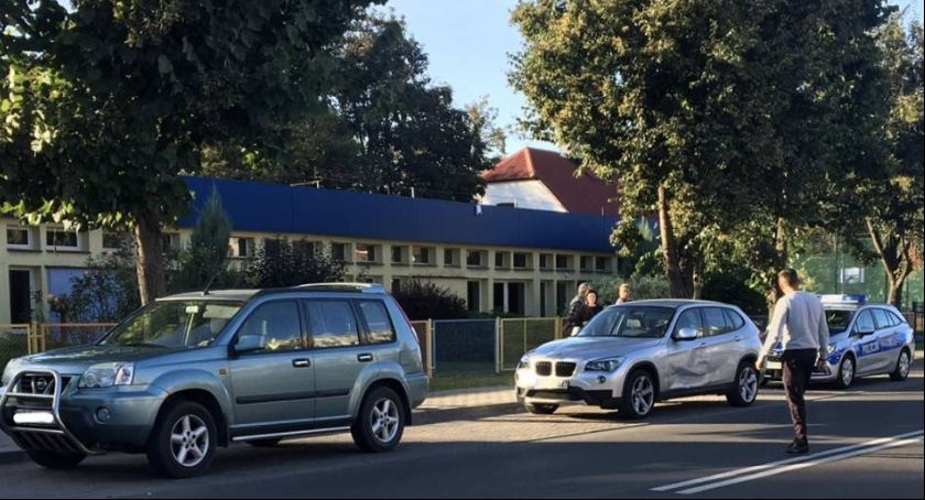 Kolizja na rondzie przy ul. Mickiewicza w Łowiczu