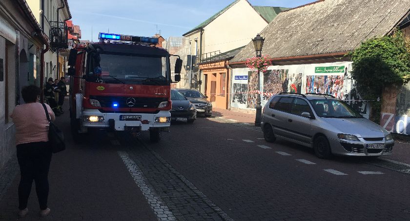 Runął fragment ściany pustostanu w centrum Łowicza