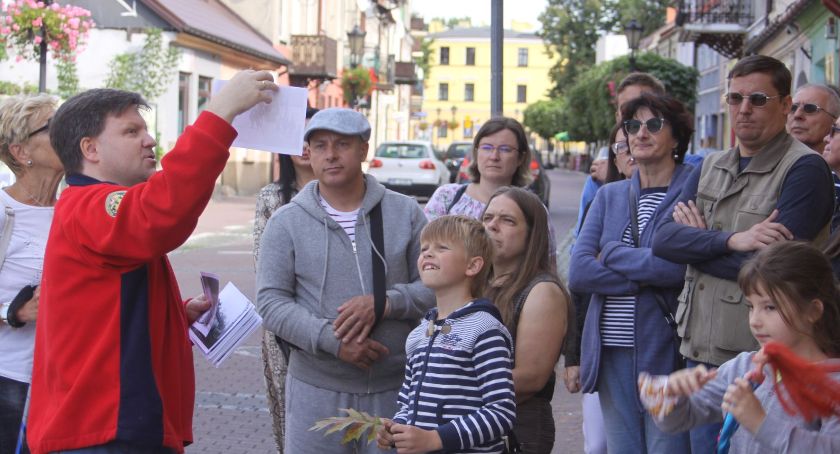 Spacer z przewodnikiem PTTK w Łowiczu. Jacek Rybus opowiedział o ul. Zduńskiej dawniej i dziś (ZDJĘCIA, VIDEO)