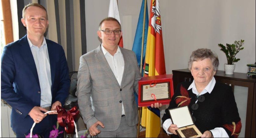  Uhonorowana nagrodą im. Oskara Kolberga Helena Miazek z Błędowa z gratulacjami od starosty