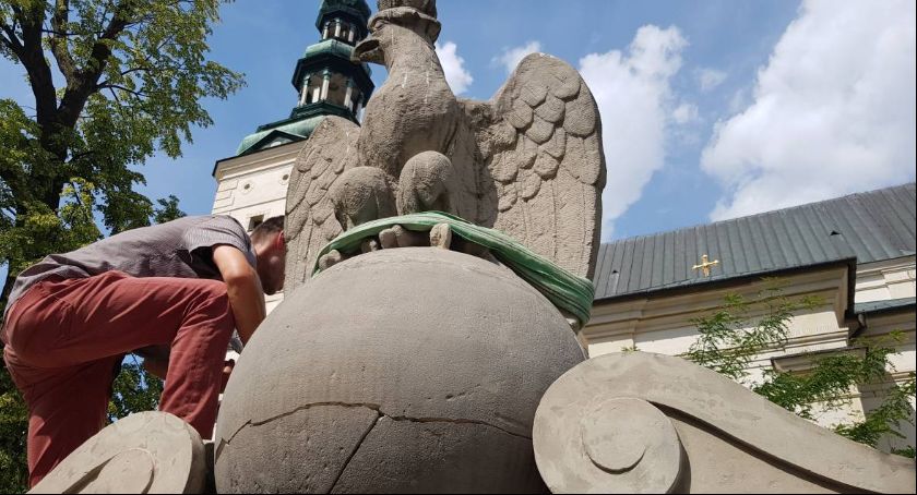 Element pomnika Synom Ziemi Łowickiej Bojownikom o Niepodległość już wkrótce wróci na swoje miejsce