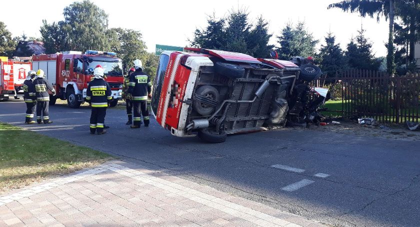 Wypadek pod Łowiczem. Czołowe zderzenie dwóch aut