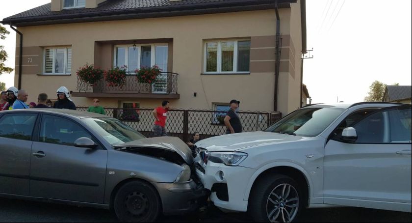 We wsi Zawady (gmina Łowicz) zderzyły się bmw i seat (FOTO i VIDEO)