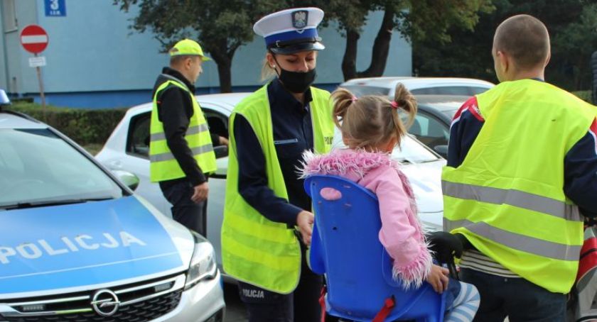 Akcja „Niechronieni” w Łowiczu. Policjanci rozdawali odblaski i kamizelki