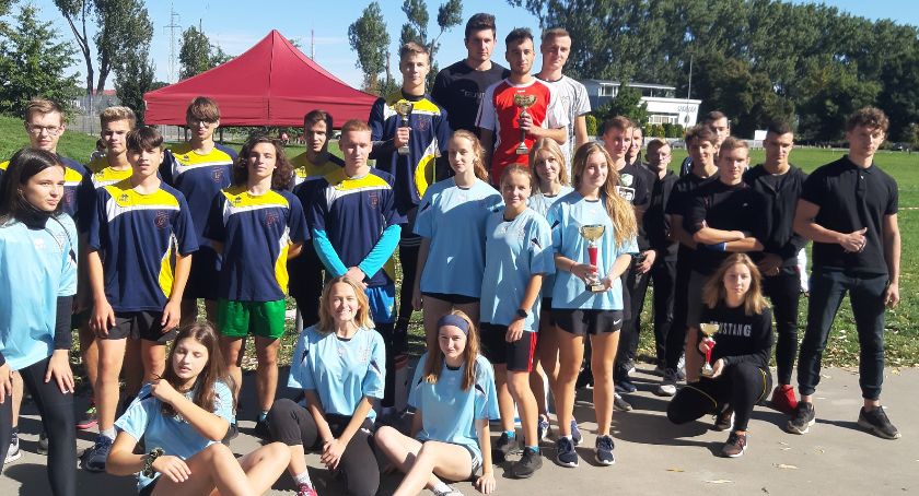 Biegi przełajowe w Łowiczu. Uczniowie znów rywalizują w zawodach sportowych